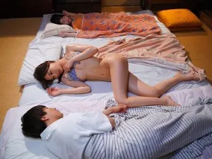 Cha dượng đồi trụy lén lút xâm nhập vào âm đạo của con gái mình