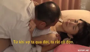 Má kế dâm vụng trộm với cậu con trai riêng của Ông chồng phía sau bàn ăn
